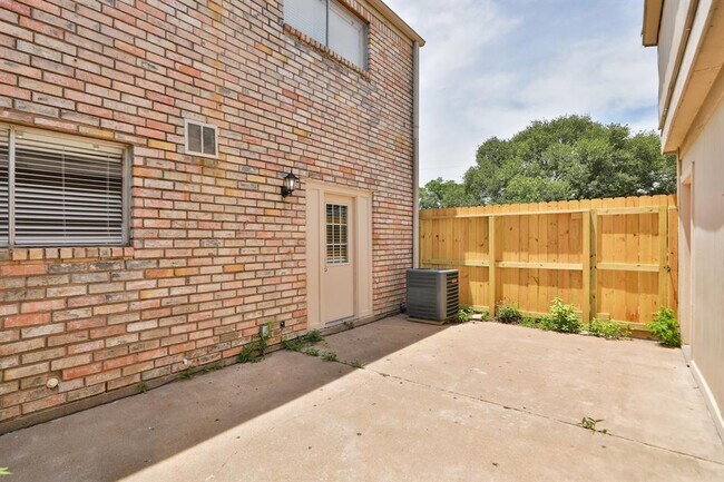 Building Photo - 1552 East Ave