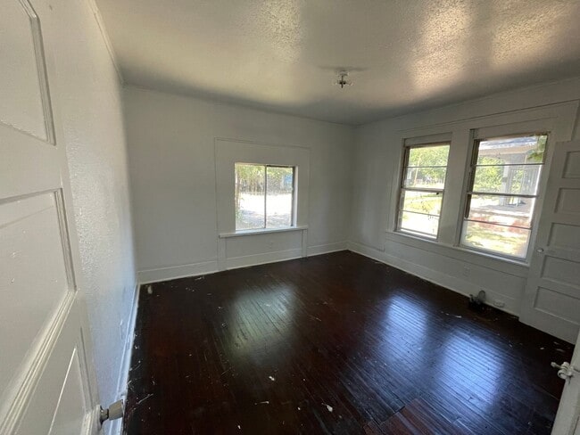 Building Photo - Remodeled 2 bedroom Home