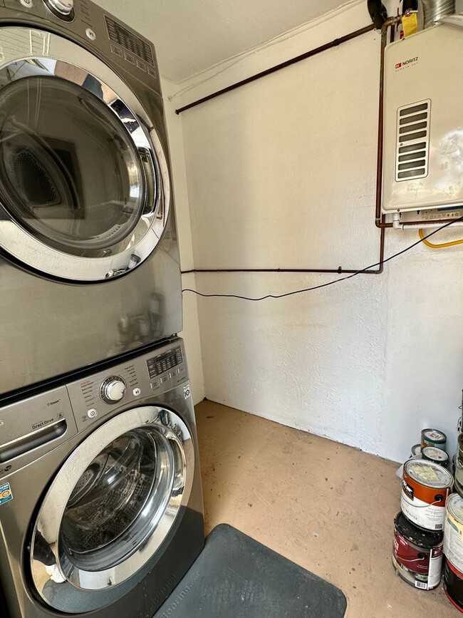 Building Photo - Spacious, Upgraded, 3 Bedroom 2.5 Bath Con...