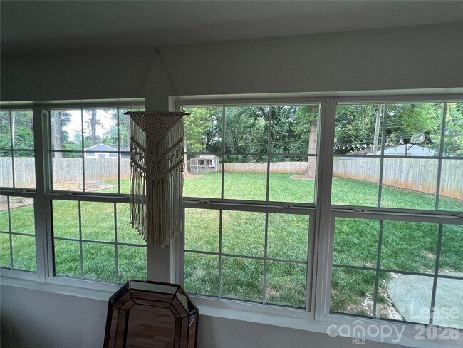 Building Photo - 4925 Vincent Ln
