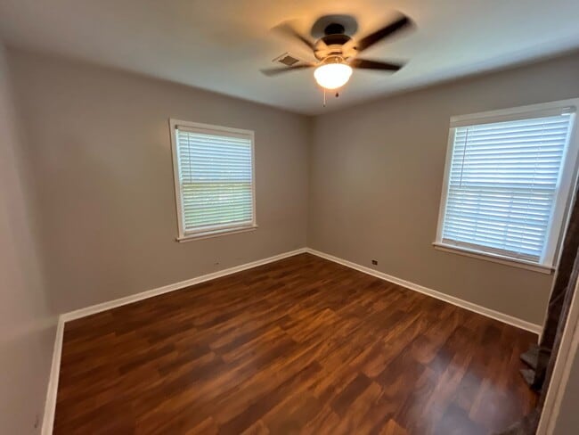 Building Photo - 3 bedroom 1 bath home walking/biking distance to campus