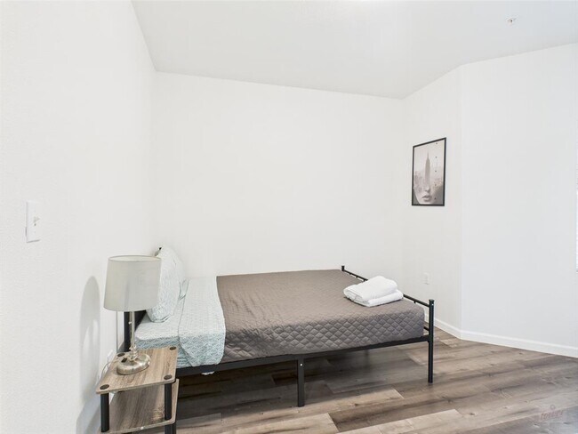 Building Photo - 911 W 22nd St