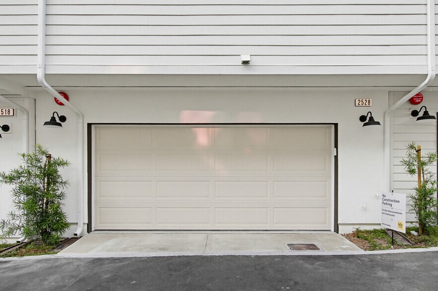 Building Photo - 2528 Delphinium Ln