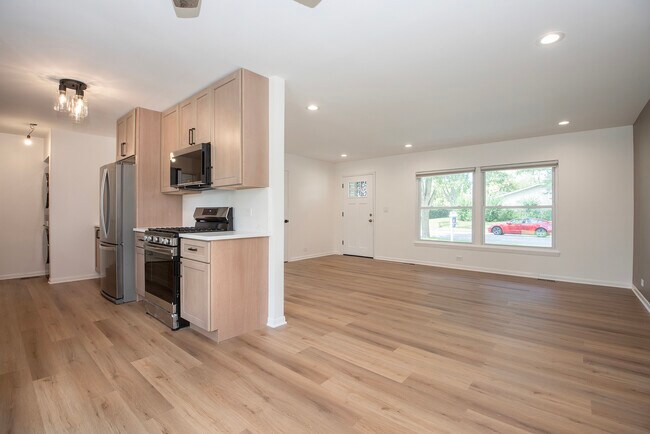 Building Photo - 1021 Lonsdale Rd