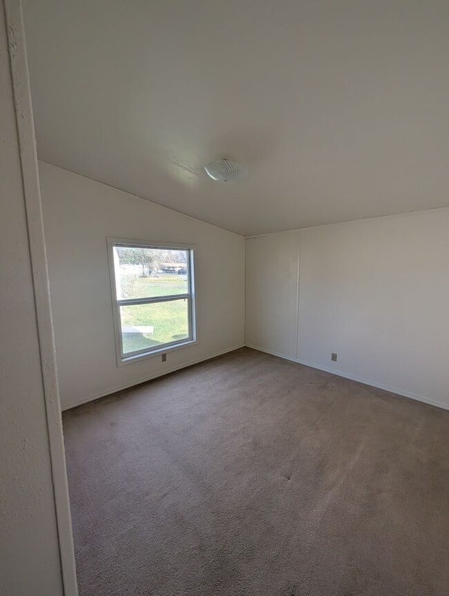 Building Photo - 3 Bedroom 2 Bath House