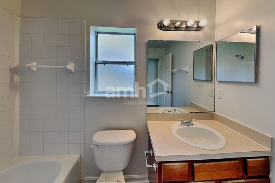 Building Photo - 11609 Deep Springs Dr N
