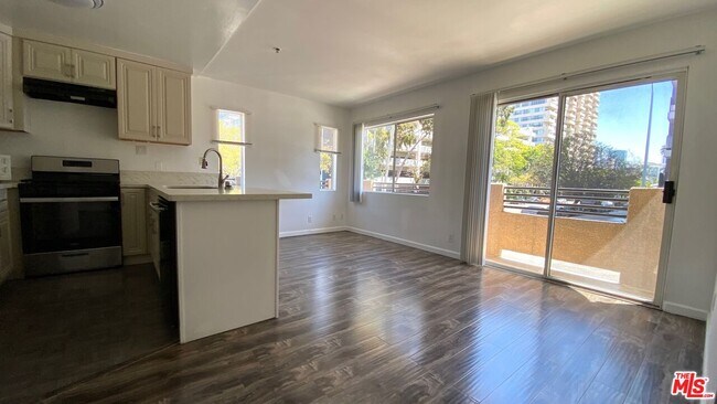 Building Photo - 701 S Kingsley Dr