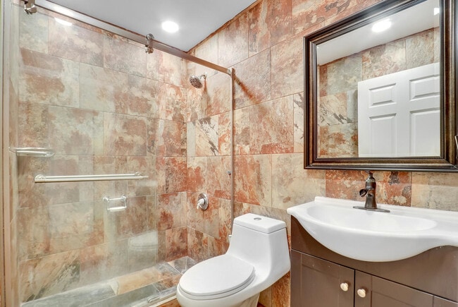 Building Photo - 5472 Club Cir