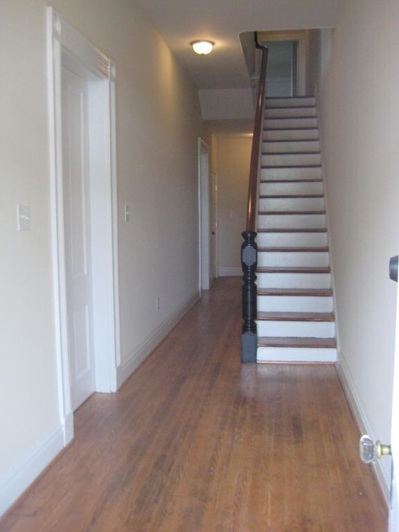 Building Photo - Huge 4 bed 2.5 Bath Home with Stainless Ap...