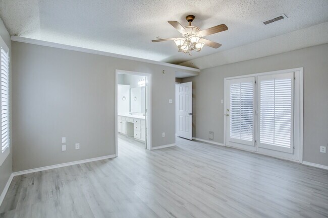 Building Photo - Newly Remodeled Prestigious Home!!