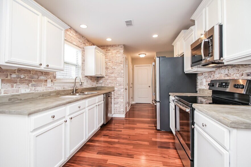 Building Photo - 3002 Aruna Ct