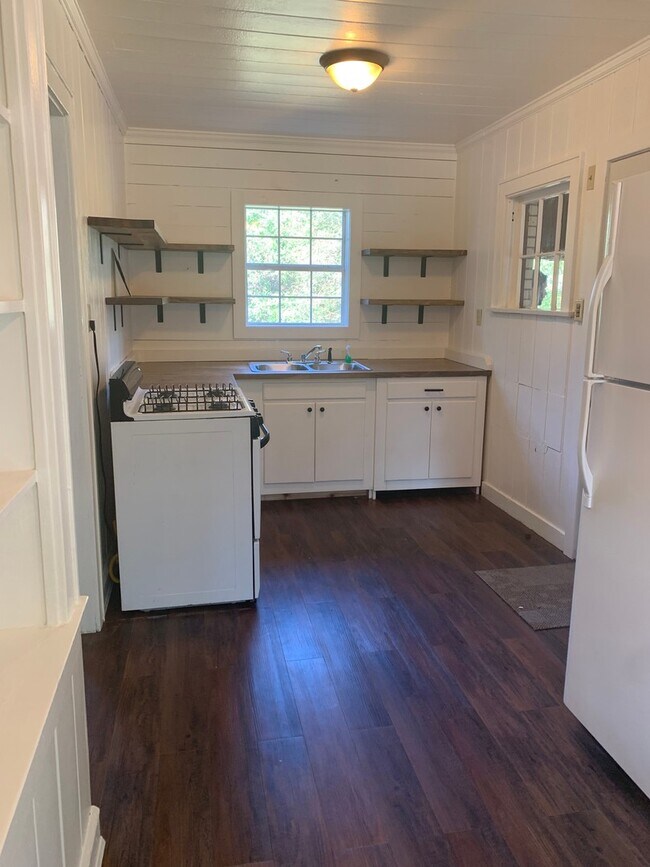 Building Photo - 2/1 with bonus room FENCED YARD PET FRIENDLY