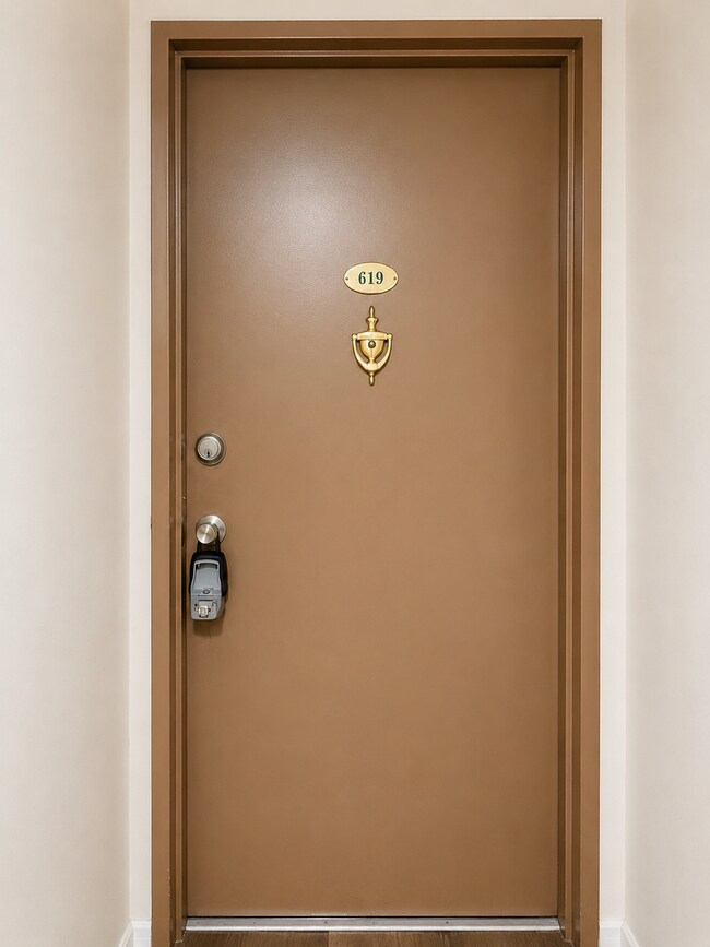 Building Photo - Beautifully Updated 2BR with Large Closets & Private Balcony