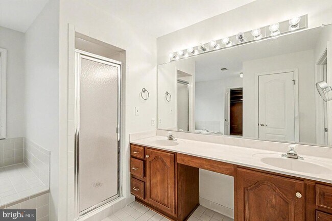 Building Photo - 13501 Casablanca Ct