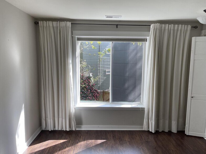 Building Photo - 622 6th Ave W