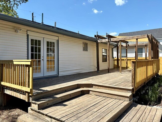 Building Photo - 1123 Christie Dr