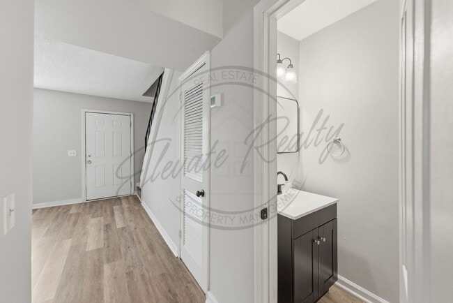 Building Photo - Two Bedroom Townhouse with Updates in North Nashville!