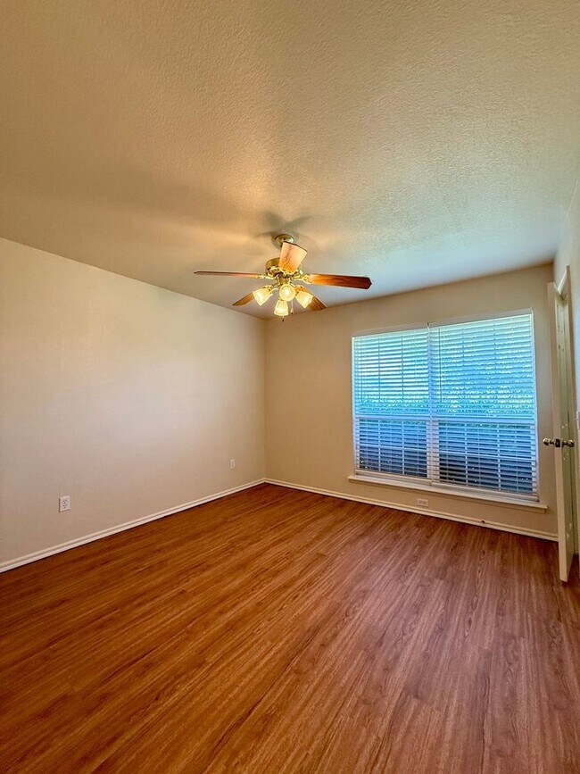 Building Photo - 4 bedroom with Storm Shelter in Yukon Gate...