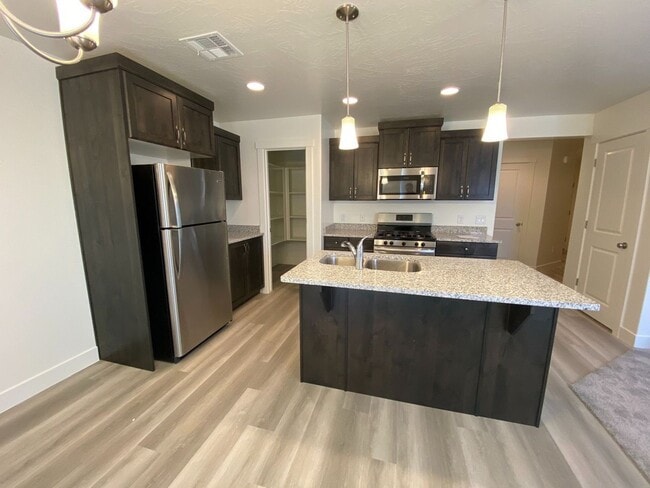 Building Photo - Beautiful 4 bed and 2.5 Bath in Desert Bluff Townhomes at Desert Canyons