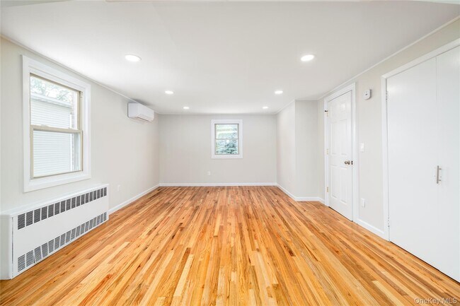 Building Photo - 3883 Franklin Ave