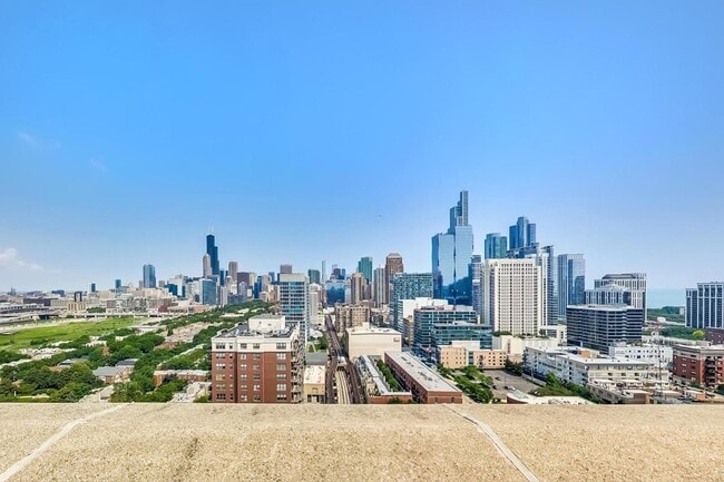 Building Photo - 2BD/2BTH PENTHOUSE  WITH PRIVATE TERRACE I...