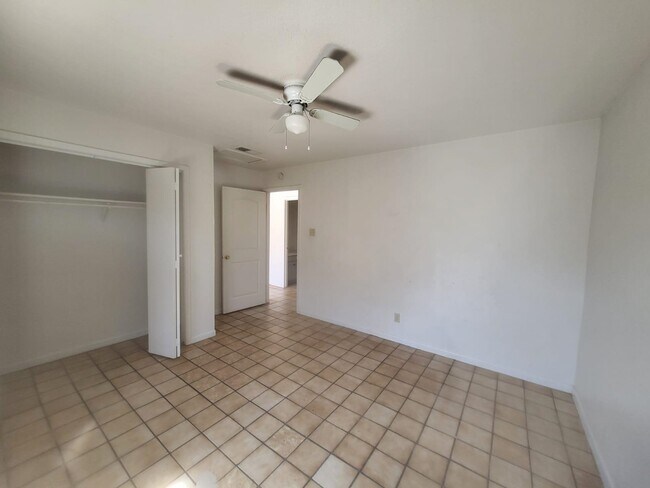 Building Photo - 2704 E Kearney St