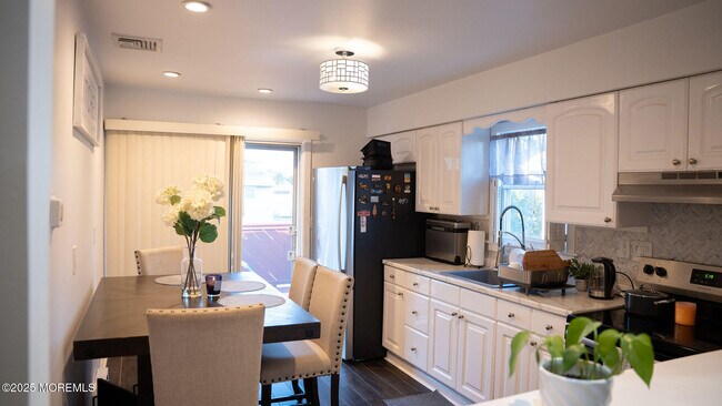 Building Photo - 73 Maple Ave