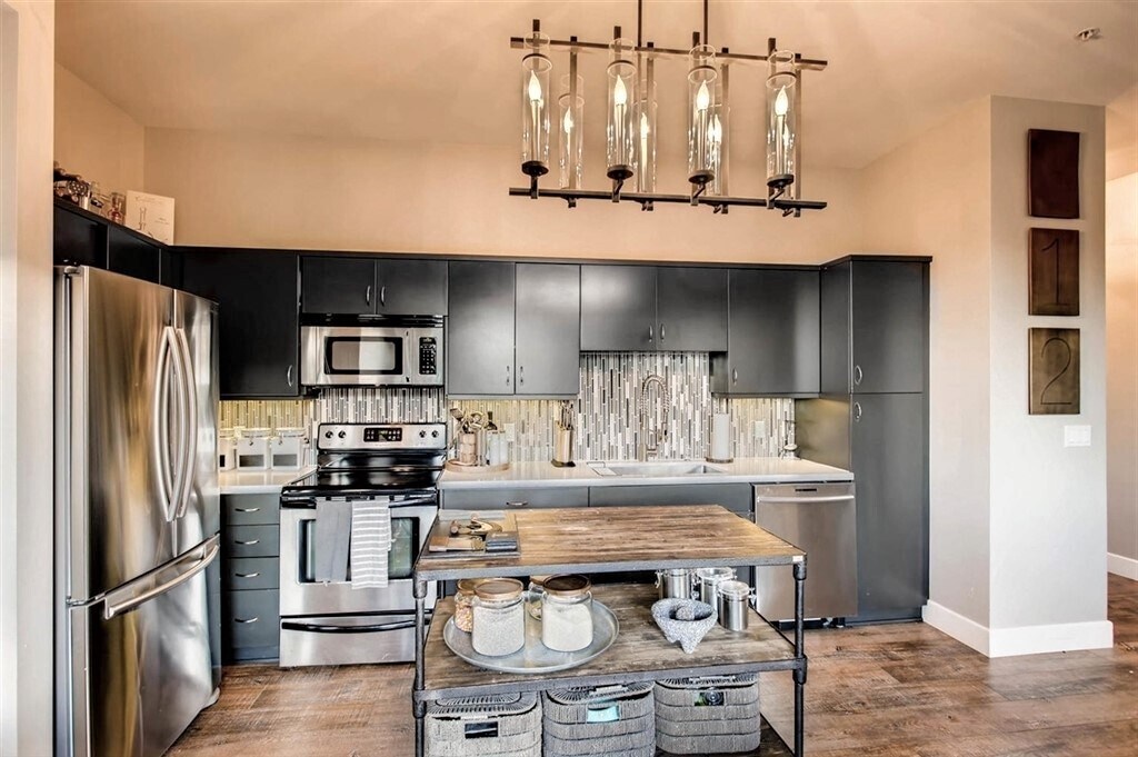 Designer paint - 889 Date St