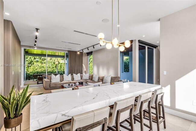 Building Photo - 285 W Mashta Dr