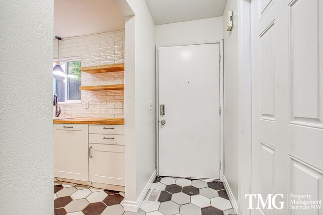 Building Photo - Inviting Townhome with Garage and Communit...