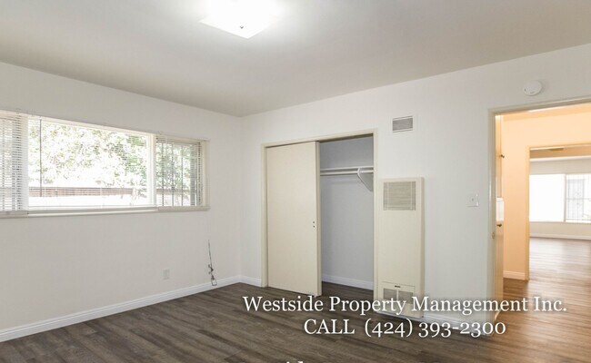 Building Photo - 145 N La Peer Dr