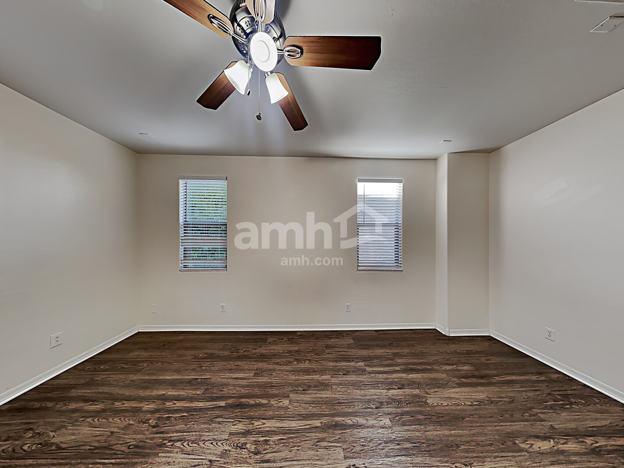 Building Photo - 15424 W Poinsettia Dr