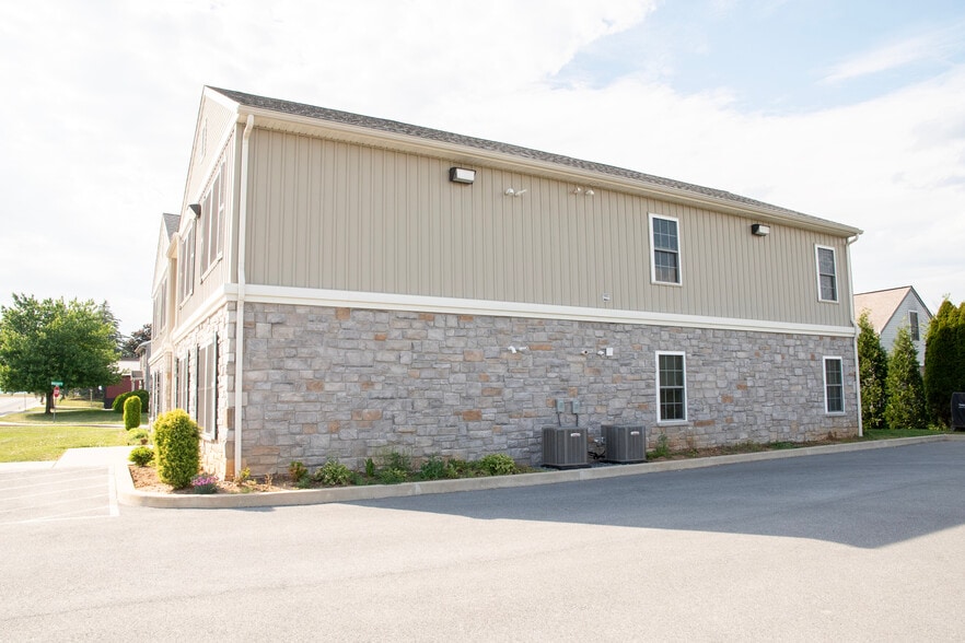 Building Photo - 200 Larkspur Ln