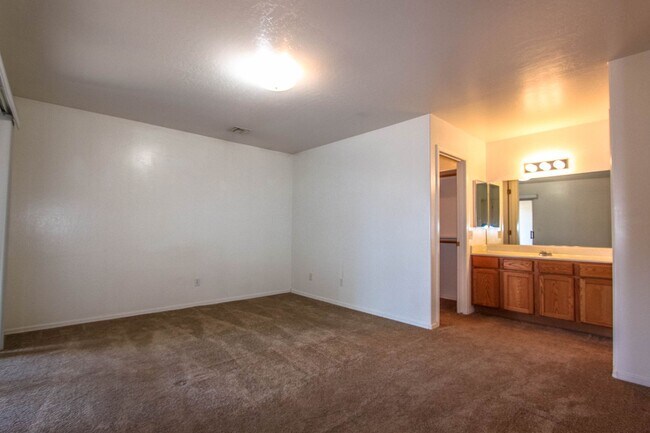 Building Photo - 6200 N Rockland Dr