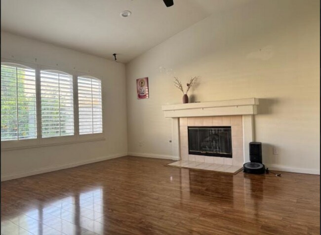 Building Photo - Beautiful 3-bedroom, 2-bathroom home located in Oxnard, CA.