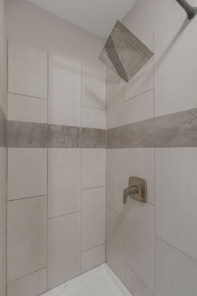 Building Photo - Charlotte Park/Nations bungalow home for r...