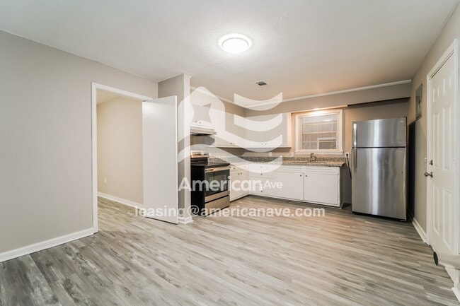 Building Photo - 573 N Park Ln