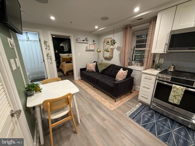 Building Photo - 625 Park Rd NW