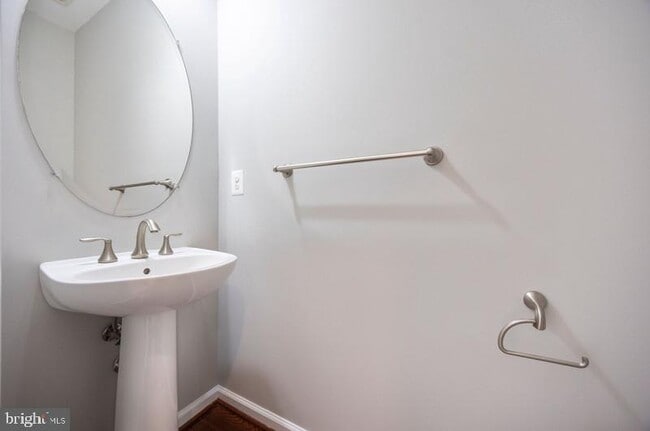 Building Photo - 844 Oriole Ave