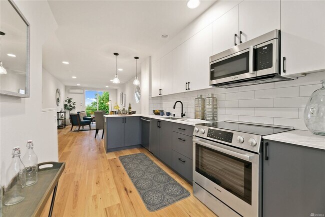 Building Photo - Newer 2 Bed/ 2 Bath Townhome in North Beacon Hill