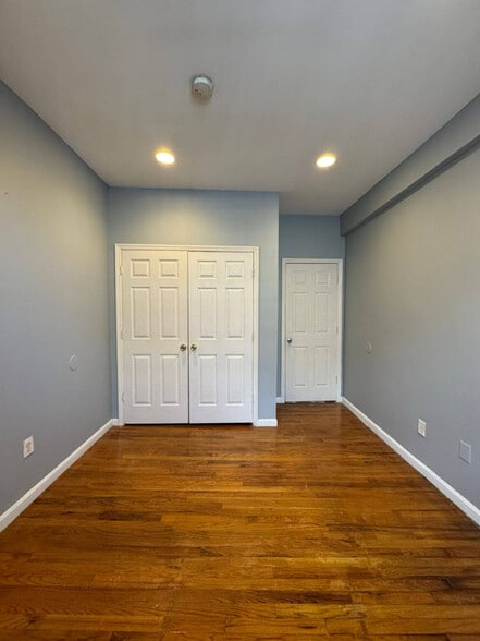 Building Photo - 489 Avon Ave