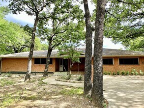 Building Photo - 1926 Laurelwood Dr