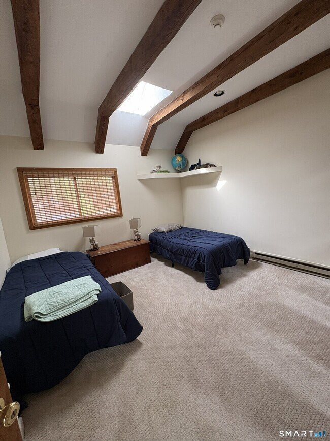 Building Photo - 40 Looking Glass Hill Rd