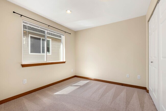 Building Photo - 3 bedroom/ 2.5 bathroom townhouse in Licton Springs