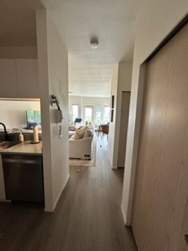 Building Photo - Gorgeous 1 bedroom in the heart of Queen Anne!