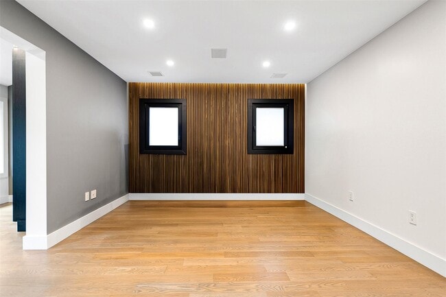 Building Photo - 71-31 Loubet St