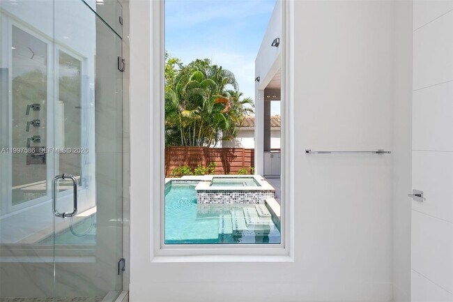 Building Photo - 1615 NE 3rd Ct