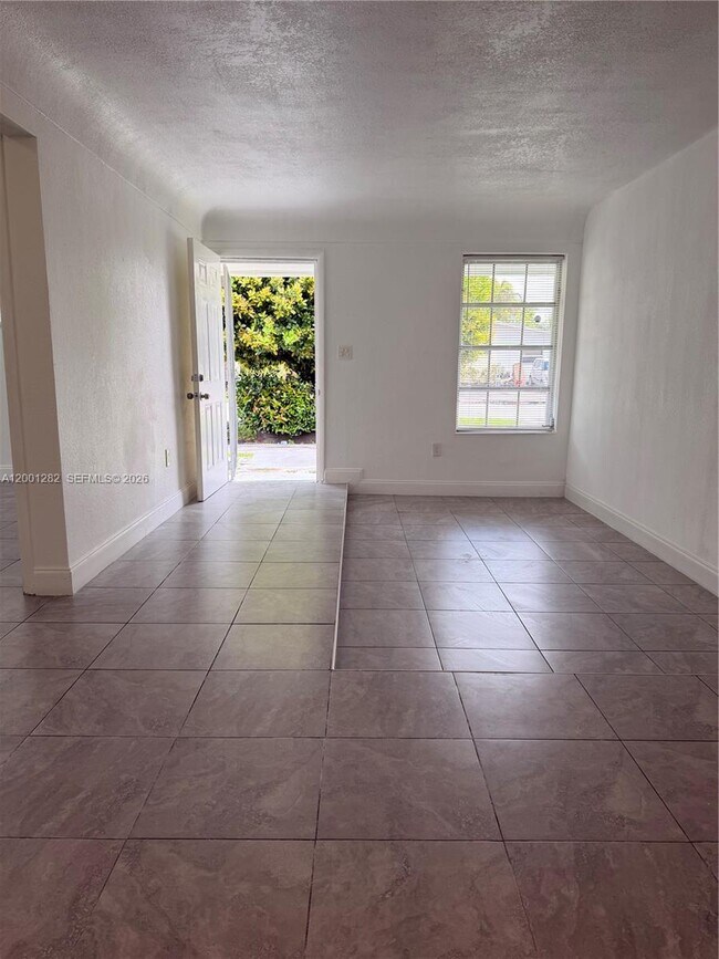 Building Photo - 6613 Evergreen Dr