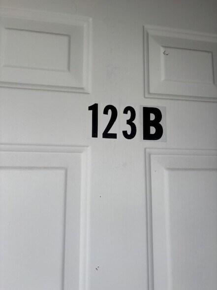 Building Photo - 123 Village Cir