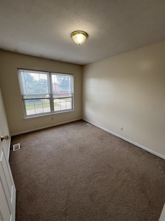 Building Photo - 635 Renker Rd
